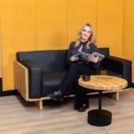 Moderner schwarzer Rillentisch