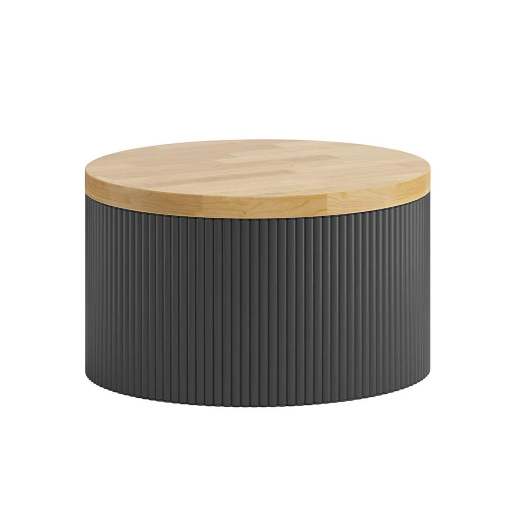 okrągły stolik kawowy z ryflowaną czarną podstawą i drewnianym blatem