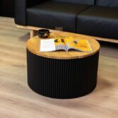 Schwarzer Tisch mit geriffeltem Sockel