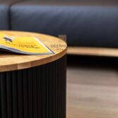 Tisch mit gerillter Eichenplatte