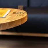 Tisch mit Holzplatte