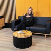 Tisch mit gewelltem Metallfuß