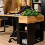 Büroschreibtische mit Regalen für Dokumente und Bücher