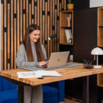 biurko do pracy hybrydowej dla studentki