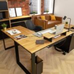 Eckschreibtisch für das Büro