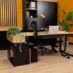 Schreibtisch mit Holzplatte und Regalen