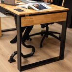 Schreibtisch mit industriellem Stil und natürlichen Elementen