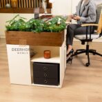 Schreibtisch mit Regalen