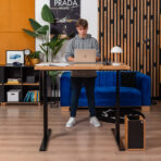 biurko z regulacją wysokości dla studenta