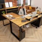 Eckschreibtisch aus Holz für das Büro