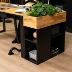 Holzplatte mit schwarzer Metallstruktur