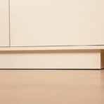 Kommode mit stabilem Sockel