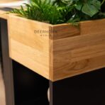 Blumenbeet in modernen Büromöbeln