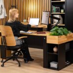 Praktischer Arbeitstisch mit Topfpflanzen