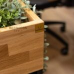 Praktisches Blumenbeet mit Topfpflanzen