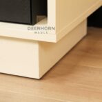 Bücherregal mit Regalen auf einem schmalen Sockel