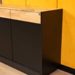breiter Schrank für das Büro