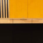 breiter Schrank mit abschließbaren Türen