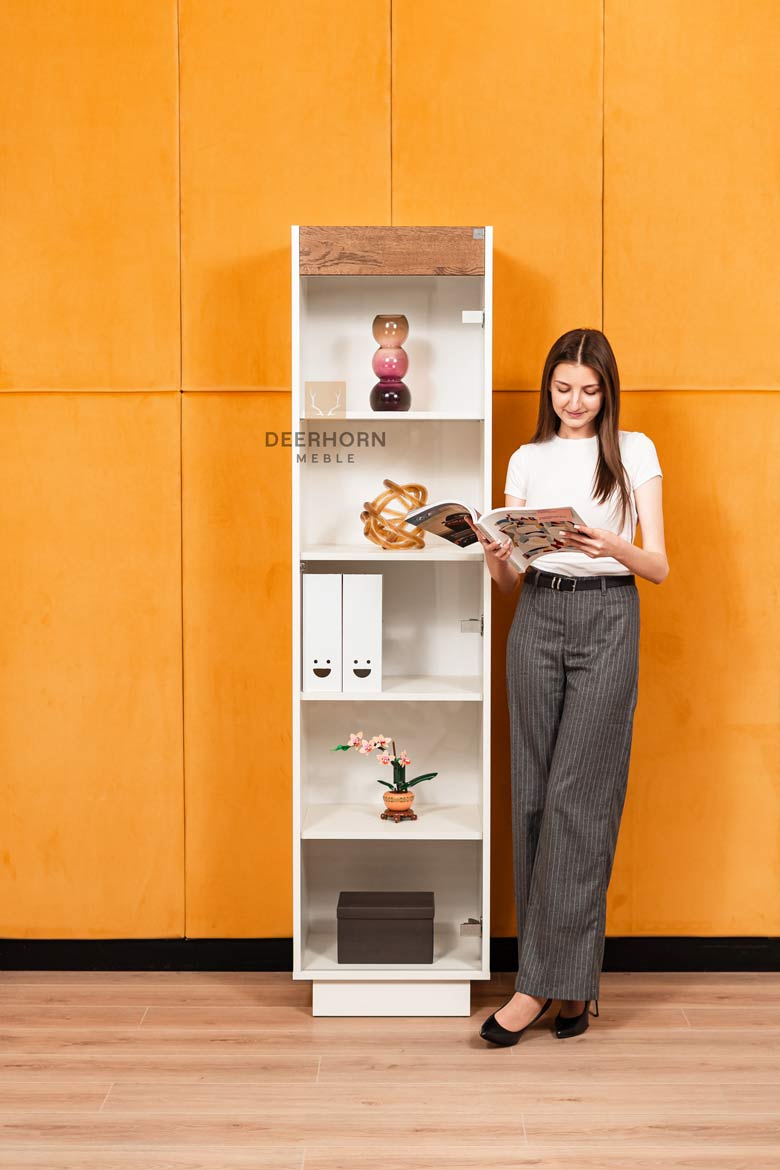 Schrank mit Regalen