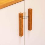 komoda biała z drewnem do biura domowego