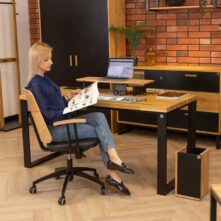 Arbeitstisch im Industrie-Look mit einer Holzplatte