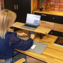 Industrieller Schreibtisch mit massiver Eichenplatte und Metallbeinen