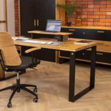 Minimalistischer Schreibtisch mit massiver Eichenplatte und Metalldetails