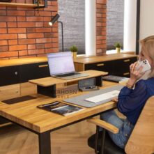 Moderner Bürotisch mit eleganter Oberfläche
