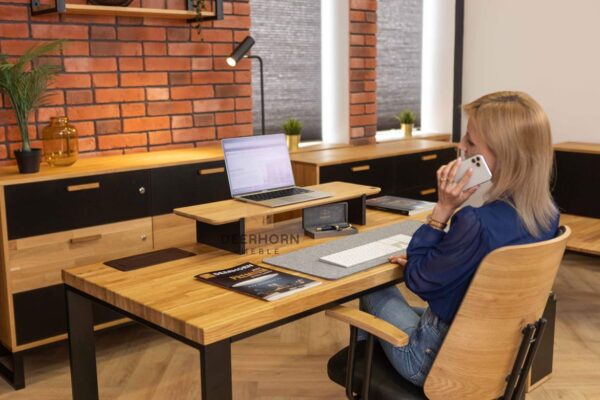 Moderner Bürotisch mit eleganter Oberfläche