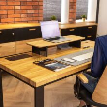 Minimalistischer Bürotisch mit robuster Metallkonstruktion