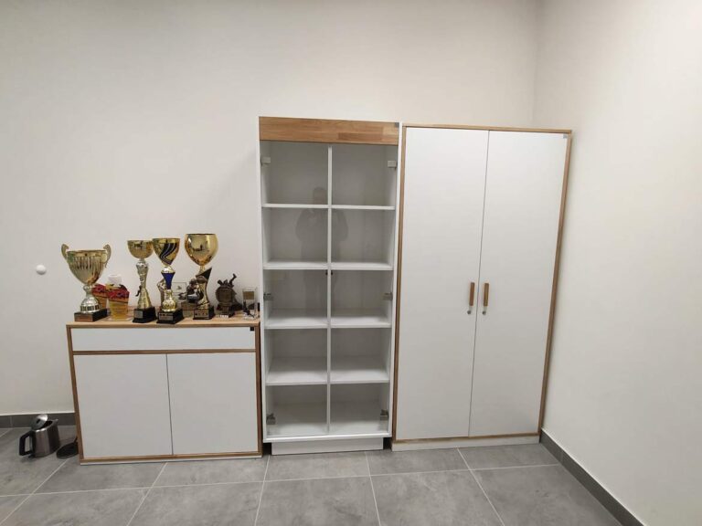 Modernes Büro im Sicienko Community Sports and Leisure Centre – Eleganz, Prestige und Stolz auf die Leistung