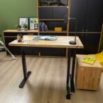 Arbeitstisch mit elektrischem Lift