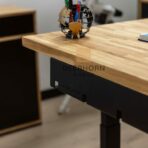 Verstellbarer Schreibtisch mit Stehfunktion
