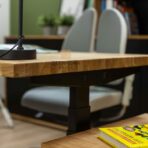Verstellbarer Schreibtisch mit Platz für Organizer