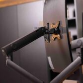 schwarze Halterung für zwei Monitore