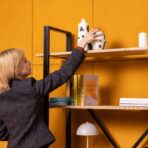 dekoratives Bücherregal mit Platz für Ornamente und Bücher