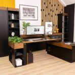 Büromöbel aus Holz und Schwarz