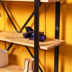 Minimalistisches Bücherregal mit Holzböden