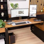 Moderner Arbeitsplatz mit Holzschreibtisch