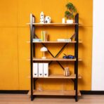 offene Regale eines Bücherregals im Loft-Stil