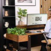 Praktischer Eckschreibtisch für ein kleines Büro