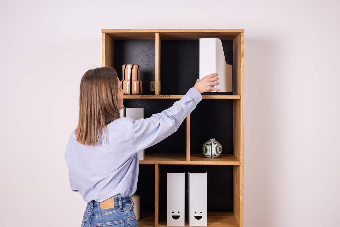 Modernes Bücherregal aus Eiche auf einem Metallrahmen