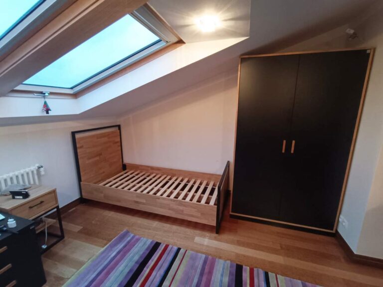 Holzmöbel für das Jugendzimmer im Dachgeschoss