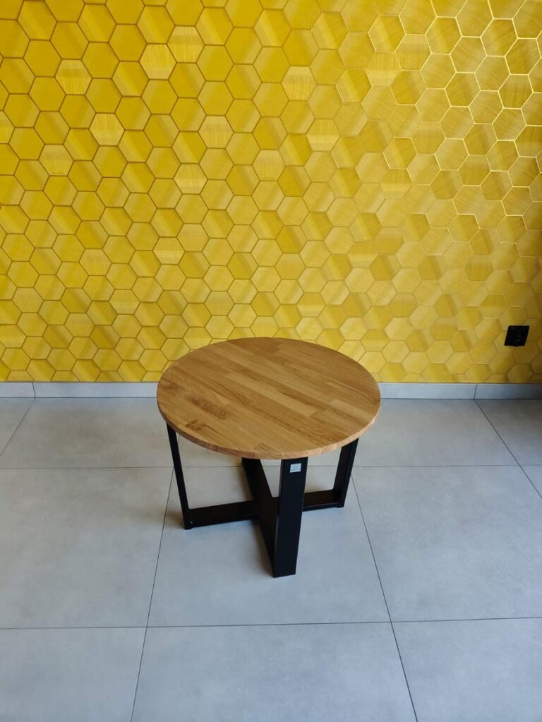 Kleiner runder Couchtisch mit Konstruktion aus Naturholz und Metall