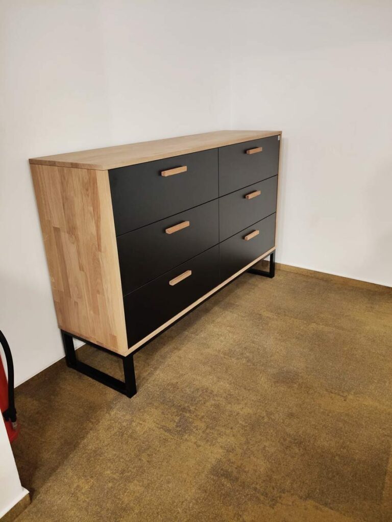 Eine Kommode, die die Wärme von Holz mit dem modernen Charakter von Metall kombiniert