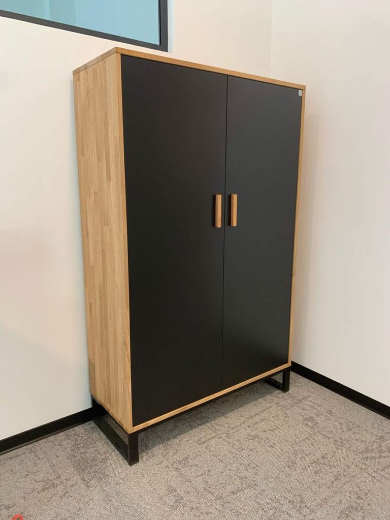 Hochwertiger Schrank aus Naturholz auf einem Metallsockel bereits beim Kunden in Deutschland!