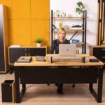 Schreibtisch mit industriellen Elementen