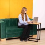 Zweisitziges Sofa aus grünem Samt für Wartezimmer, Büro