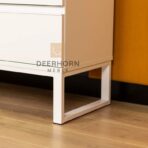 Kommode mit Metallelementen