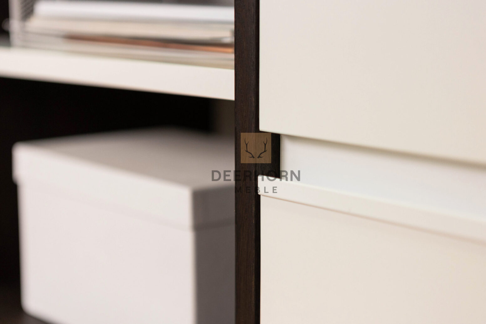 Kommode mit minimalistischem Design Kommode mit minimalistischem Design